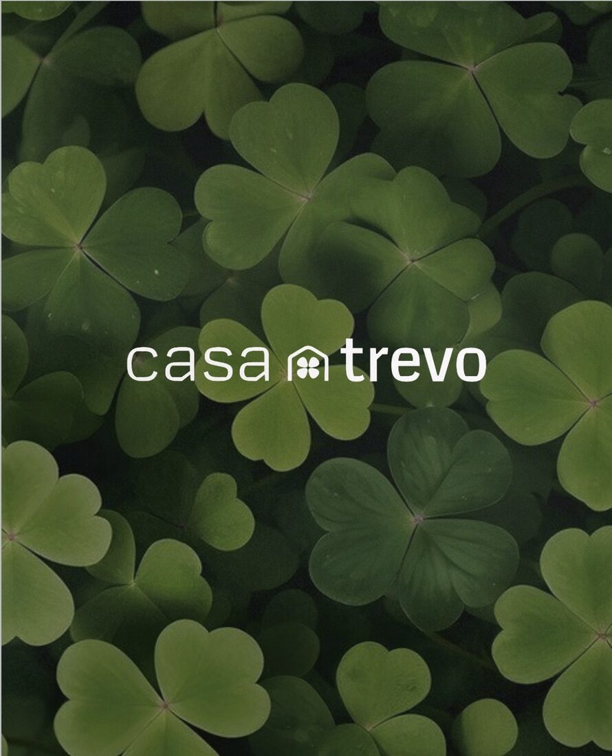 Logotipo Casa Trevo, clínica odontológica, sobre fundo de trevos verdes