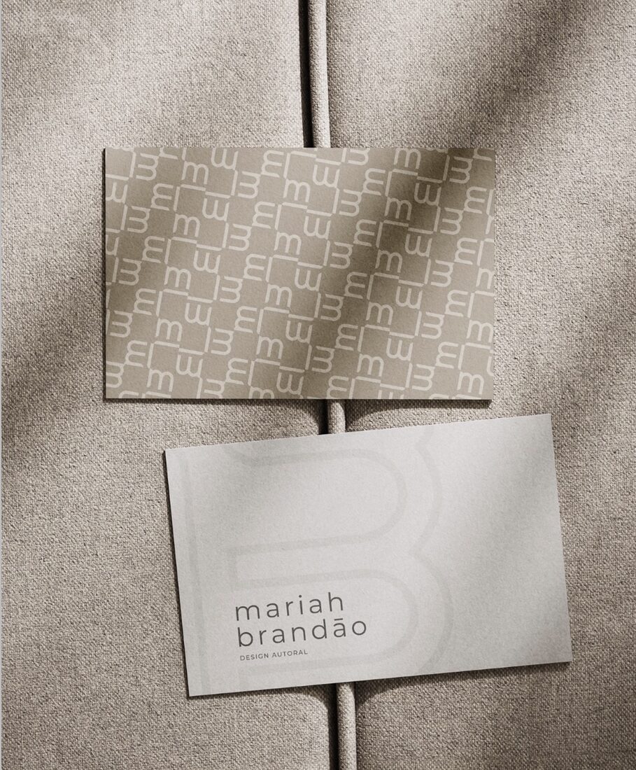 Cartões de visita da marca pessoal Mariah Brandão, design autoral